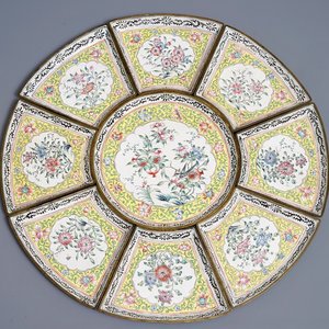 Een Chinees Canton email hors d'oeuvre stel met floraal decor, Qianlong — foto 1