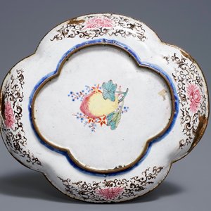 Een Chinees Canton email schoteltje met decor van Europeanen, Qianlong — foto 2