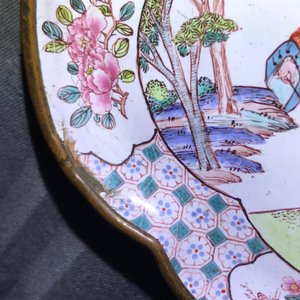 Een Chinees Canton email schoteltje met decor van Europeanen, Qianlong — foto 3