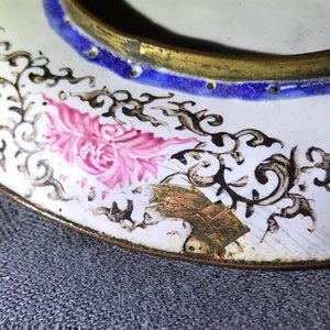 Een Chinees Canton email schoteltje met decor van Europeanen, Qianlong — foto 5