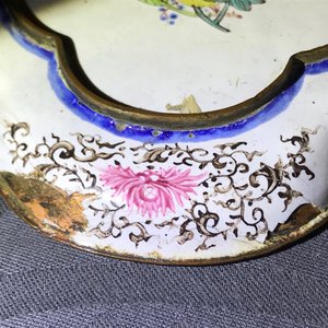 Een Chinees Canton email schoteltje met decor van Europeanen, Qianlong — foto 6