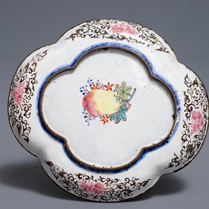 Een Chinees Canton email schoteltje met decor van Europeanen, Qianlong — foto 2