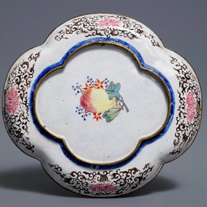 Een Chinees Canton email schoteltje met decor van Europeanen, Qianlong — foto 2