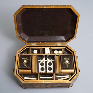 Een Chinees Canton export lakwerk naaidoos en een groot dienblad, 18/19e eeuw — foto 8