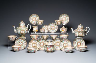 Een Chinees Canton famille rose 27-delig theeservies met het wapen van Ormiston voor de Schotse markt, 19e eeuw