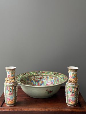 Een Chinees Canton famille rose bassin en een paar vazen met verhalend decor, 19e eeuw — foto 1