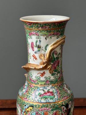 Een Chinees Canton famille rose bassin en een paar vazen met verhalend decor, 19e eeuw — foto 18