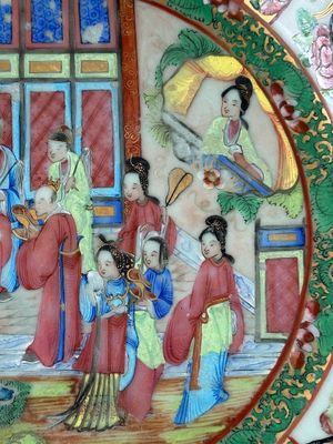 Een Chinees Canton famille rose bassin en een paar vazen met verhalend decor, 19e eeuw — foto 4