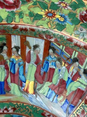 Een Chinees Canton famille rose bassin en een paar vazen met verhalend decor, 19e eeuw — foto 9