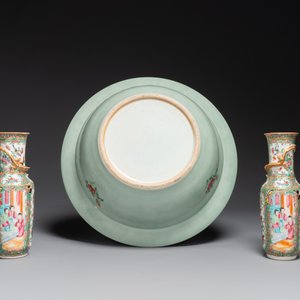 Een Chinees Canton famille rose bassin en een paar vazen met verhalend decor, 19e eeuw — foto 2