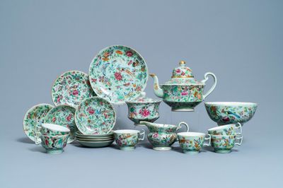 Een Chinees Canton famille rose theeservies met celadon fondkleur, 19e eeuw