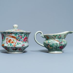 Een Chinees Canton famille rose theeservies met celadon fondkleur, 19e eeuw — foto 20