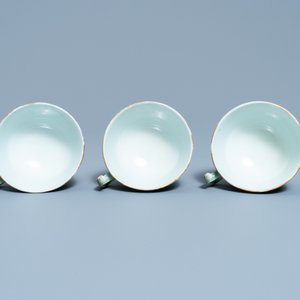 Een Chinees Canton famille rose theeservies met celadon fondkleur, 19e eeuw — foto 30