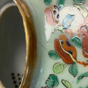 Een Chinees Canton famille rose theeservies met celadon fondkleur, 19e eeuw — foto 40