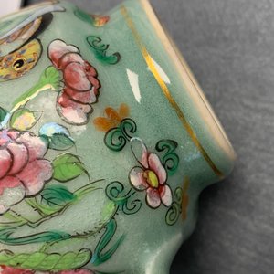 Een Chinees Canton famille rose theeservies met celadon fondkleur, 19e eeuw — foto 59