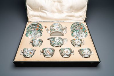 Een Chinees Canton famille verte 14-delig theeservies in presentatiekoffer, 19e eeuw