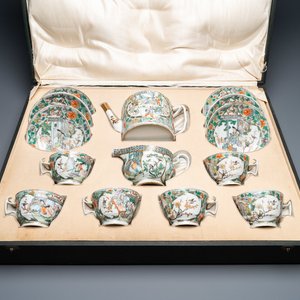 Een Chinees Canton famille verte 14-delig theeservies in presentatiekoffer, 19e eeuw — foto 1