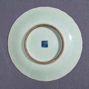 Een Chinees celadon bord in chrysantvorm, Qianlong merk en periode — foto 15