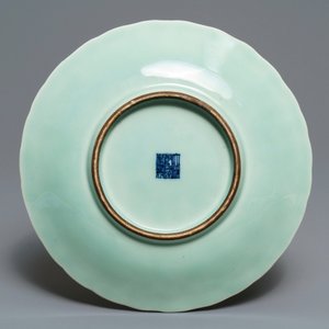 Een Chinees celadon bord in chrysantvorm, Qianlong merk en periode — foto 2