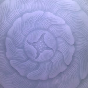 Een Chinees celadon bord in chrysantvorm, Qianlong merk en periode — foto 5