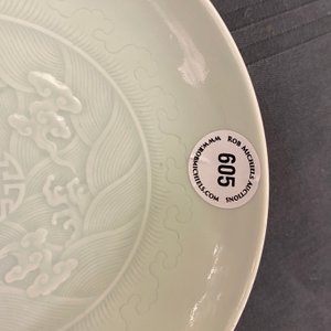 Een Chinees celadon bord met onderglazuur decor, Yongzheng merk en mogelijk periode — foto 11