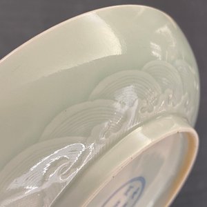 Een Chinees celadon bord met onderglazuur decor, Yongzheng merk en mogelijk periode — foto 24