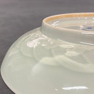 Een Chinees celadon bord met onderglazuur decor, Yongzheng merk en mogelijk periode — foto 16