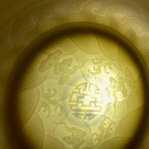 Een Chinees celadon bord met onderglazuur decor, Yongzheng merk en mogelijk periode — foto 6