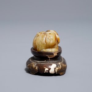 Een Chinees celadon en roestkleurige jade model van een tijger, Ming — foto 10