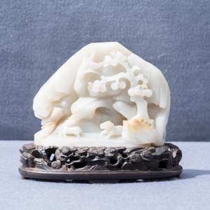 Een Chinees celadon jade snijwerk met een berglandschap, 19/20e eeuw — foto 8
