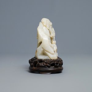 Een Chinees celadon jade snijwerk met een berglandschap, 19/20e eeuw — foto 2