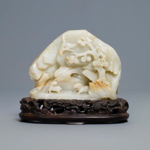 Een Chinees celadon jade snijwerk met een berglandschap, 19/20e eeuw — foto 3
