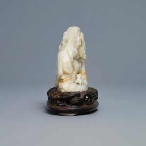 Een Chinees celadon jade snijwerk met een berglandschap, 19/20e eeuw — foto 4