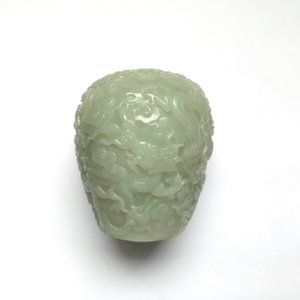 Een Chinees celadon jade topfragment van een stoepa, 19/20e eeuw — foto 13