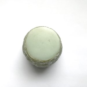 Een Chinees celadon jade topfragment van een stoepa, 19/20e eeuw — foto 15