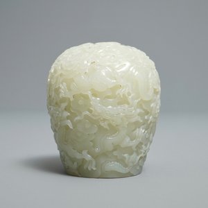 Een Chinees celadon jade topfragment van een stoepa, 19/20e eeuw — foto 2