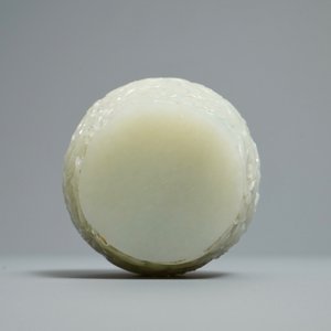 Een Chinees celadon jade topfragment van een stoepa, 19/20e eeuw — foto 6