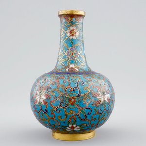 Een Chinees cloisonné flesvormig tianqiuping vaasje, 18/19e eeuw — foto 2
