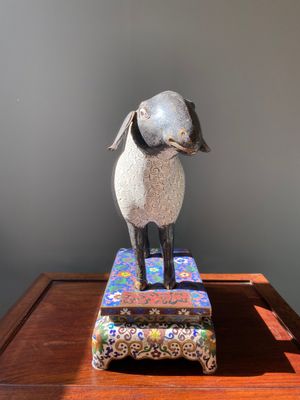 Een Chinees cloisonné model van een schaap op rechthoekige basis met Arabische inscriptie, Qing — foto 2