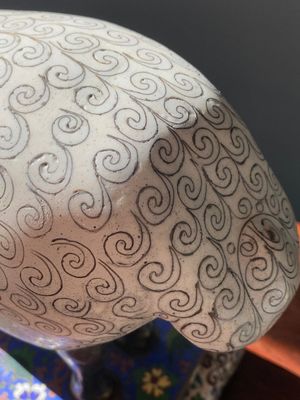 Een Chinees cloisonné model van een schaap op rechthoekige basis met Arabische inscriptie, Qing — foto 9