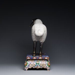 Een Chinees cloisonné model van een schaap op rechthoekige basis met Arabische inscriptie, Qing — foto 3