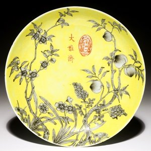 Een Chinees Dayazhai bord met grisaille decor op gele fondkleur, 19e eeuw — foto 1