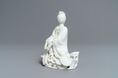 Een Chinees Dehua blanc de Chine model van een gezeten Guanyin, 18/19e eeuw
