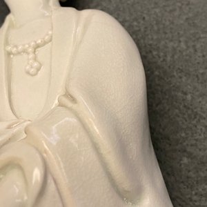 Een Chinees Dehua blanc de Chine model van een gezeten Guanyin, 18/19e eeuw — foto 16