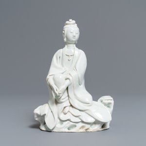Een Chinees Dehua blanc de Chine model van een gezeten Guanyin, 18/19e eeuw — foto 2