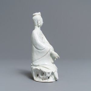 Een Chinees Dehua blanc de Chine model van een gezeten Guanyin, 18/19e eeuw — foto 3