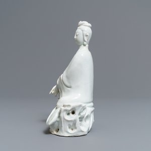 Een Chinees Dehua blanc de Chine model van een gezeten Guanyin, 18/19e eeuw — foto 5