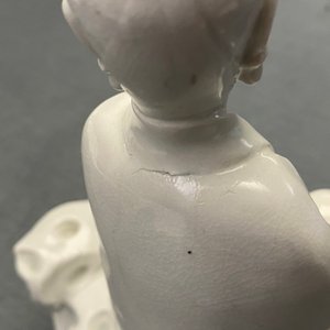 Een Chinees Dehua blanc de Chine model van een gezeten Guanyin, 18/19e eeuw — foto 9