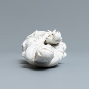 Een Chinees Dehua blanc de Chine model van een Guanyin met kind, Kangxi — foto 6