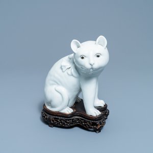 Een Chinees Dehua blanc de Chine model van een kat op houten sokkel, 19e eeuw — foto 1